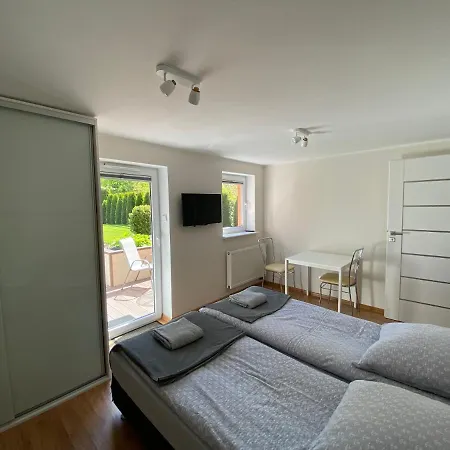 Dwa pokoje z prywatną kuchnią i łazienką - niedaleko plaży